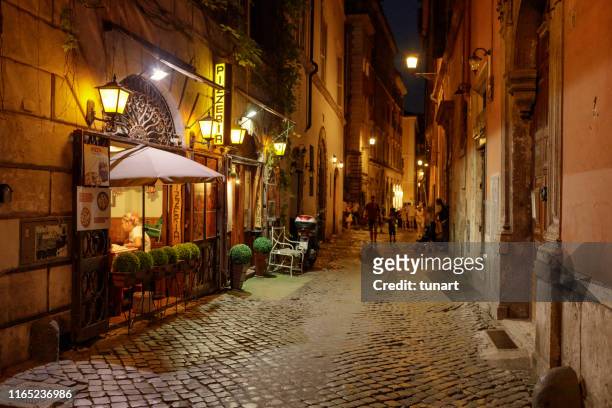 een pizzeria in een steegje tijdens de nacht, rome, italië - italianen stockfoto's en -beelden