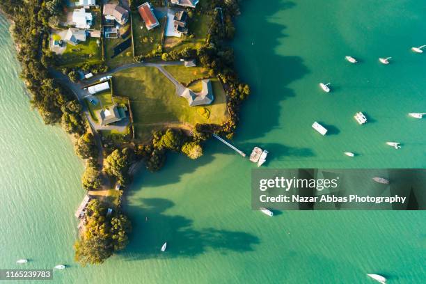 top view of houses next to beach. - bay of islands new zealand stock pictures, royalty-free photos & images