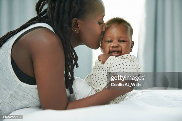 so habe ich noch nie geliebt - cute black newborn babies stock-fotos und bilder