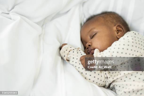 私たちの小さな1を満たす - 赤ちゃん　寝る ストックフォトと画像