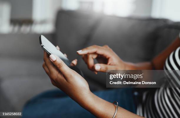 ponerse en contacto con amigos y familiares nunca ha sido tan fácil - ampliar fotografías e imágenes de stock