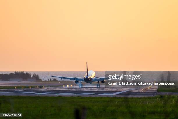 landing airplane - airplane take off stock pictures, royalty-free photos & images