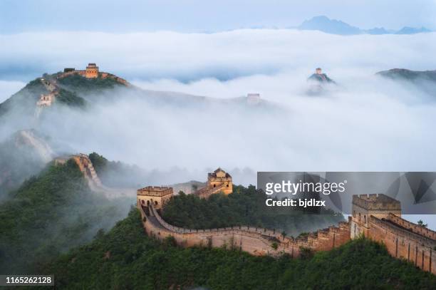 a grande muralha de montanhas de jinshan no mar da nuvem - arcaico - fotografias e filmes do acervo