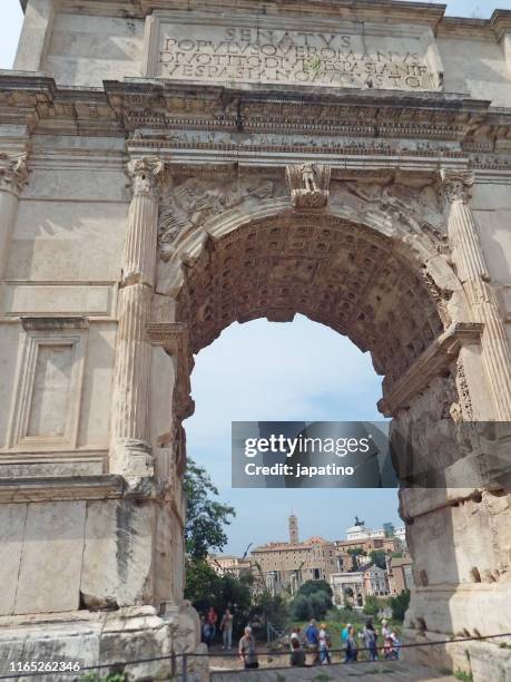 arch of emperor titus - arch of titus fotografías e imágenes de stock