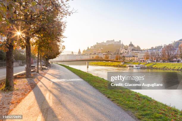 cicle path along salzach river, salzburg, salzburger land, austria, europe - salzburg stockfoto's en -beelden