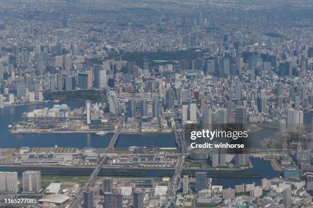 tokyo cityscape mit tsukiji fischmarkt und toyosu fischmarkt in japan - toyosu stock-fotos und bilder