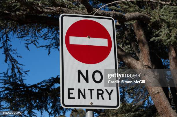 no entry sign - exclusión fotografías e imágenes de stock