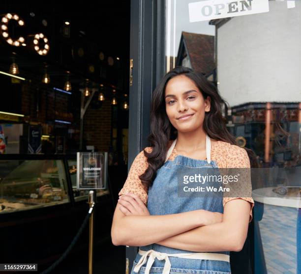 shop owner outside her ice cream parlor - small business or entrepreneur imagens e fotografias de stock