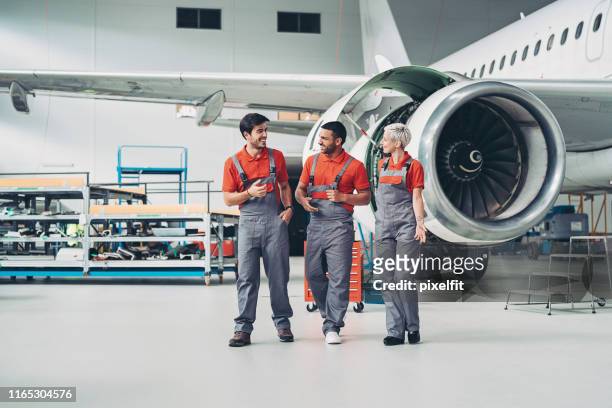 plane technicians team - ground crew stock pictures, royalty-free photos & images