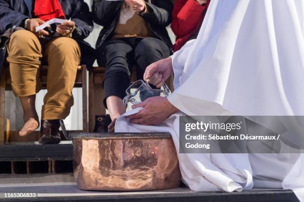 maundy thursday celebration in a catholic church, paris, france. - jueves santo fotografías e imágenes de stock