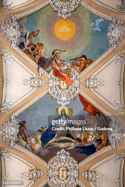 collegiata s. maria dell'elemosina (18th century), catania, sicily (italy). ceiling frescoes and reliefs. - basilica foto e immagini stock