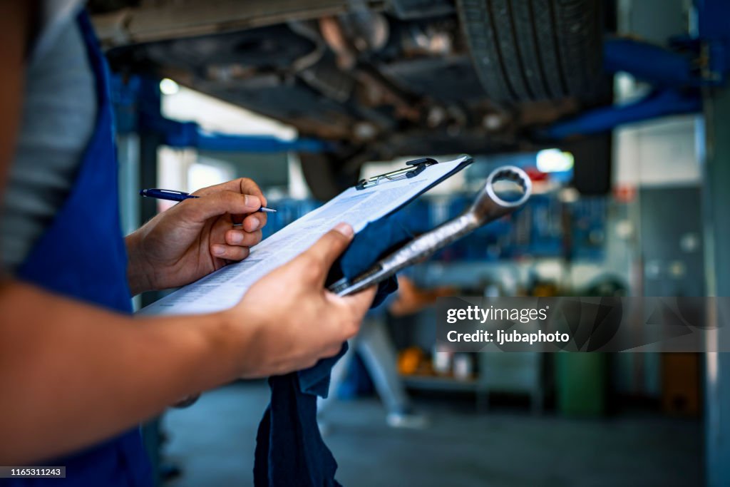 Automobilspezialist beim Einstellen eines Motors
