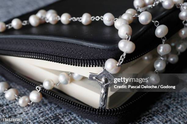 catholic bible with a rosary. - oggetto religioso foto e immagini stock