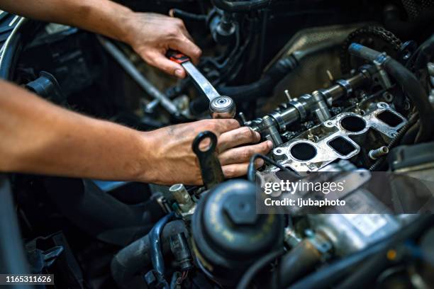 mechaniker mit einem ratschenschlüssel - adjustable wrench stock-fotos und bilder