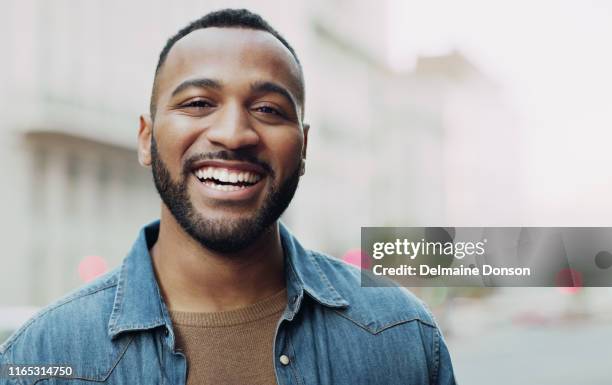 vivir esa vida urbana - happy man fotografías e imágenes de stock