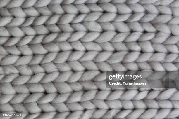 close up detail of a hand knitted garment or rug - lana foto e immagini stock