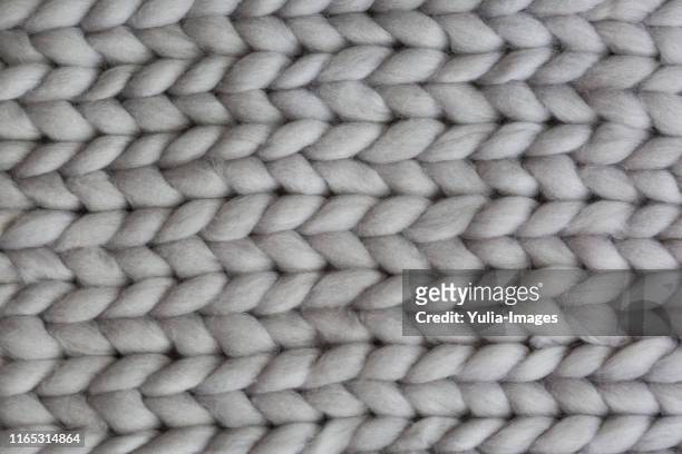 close up detail of a hand knitted garment or rug - knitting - fotografias e filmes do acervo
