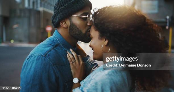 それは常にロマンスのための適切な時間です - young couple kiss ストックフォトと画像
