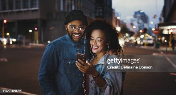 começar a noite começou com alguma música impressionante - young black girlfriends - fotografias e filmes do acervo