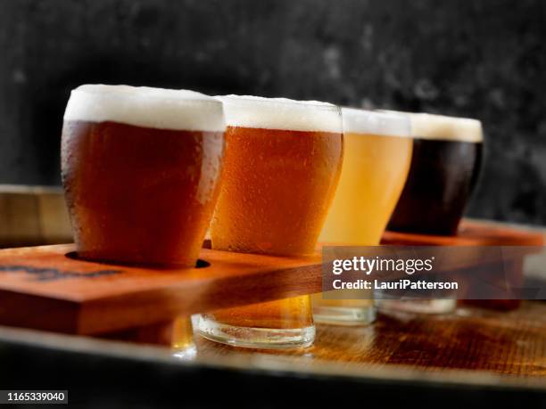 ambachtelijke bier sampler lade - speciaalbier stockfoto's en -beelden