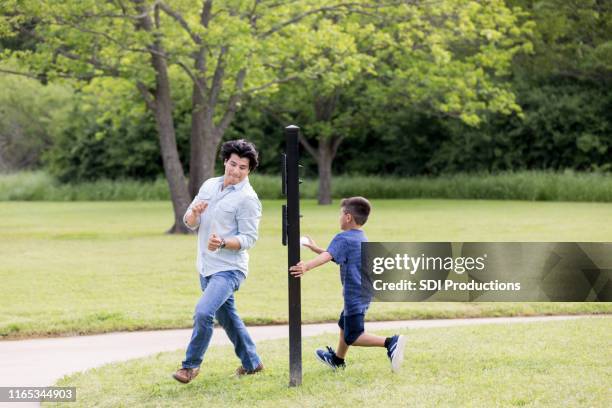 padre e hijo juegan béisbol - prima base fotografías e imágenes de stock