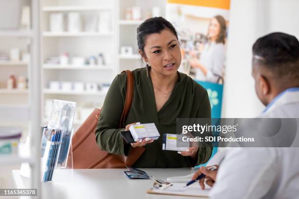 un pharmacien pose une question au pharmacien au sujet des médicaments - générique photos et images de collection