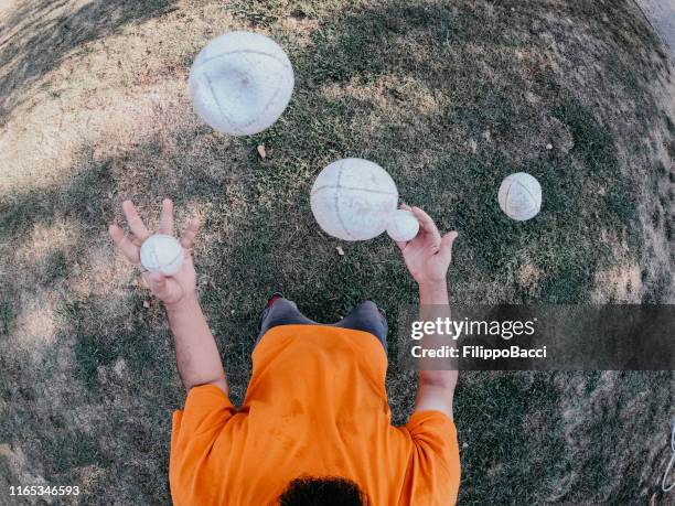 gezichtspunt van een jongleur die in het park presteert - juggling stockfoto's en -beelden