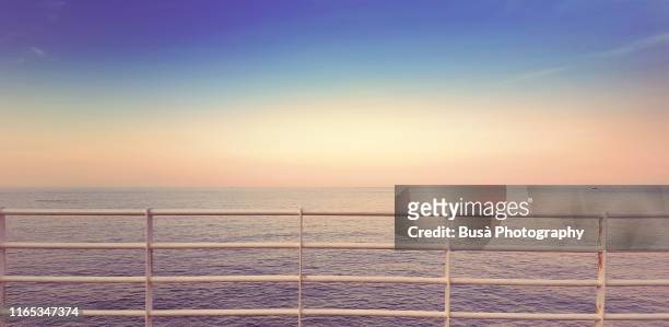 balustrade with view of horizon over the sea at sunset - balustrade foto e immagini stock