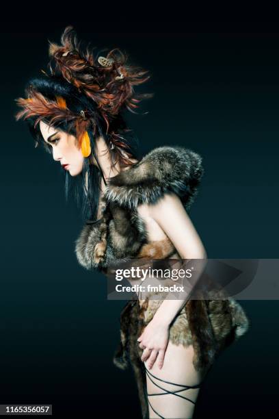 feather en bont aziatische avant-garde - boa persoonlijk accessoire stockfoto's en -beelden
