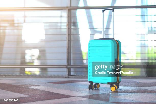 one suitcase in airport lounge - 1990 lounge stockfoto's en -beelden