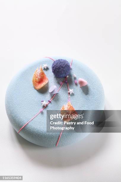 contemporary blue matcha mousse cake - gâteau stockfoto's en -beelden