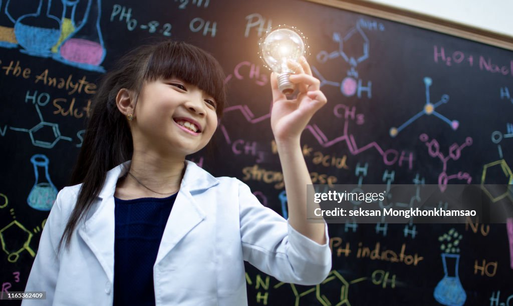 Science Studentpic Young Science Students Are Thinking On The Background With Light Bulbs ...
