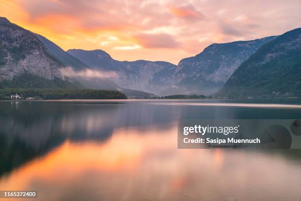 hallstatter see and the european alps reflection in the morning light, austria - mountain lake stockfoto's en -beelden