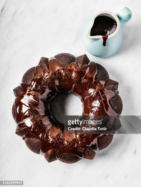 chocolate bundt cake on white background - chocolate cake above fotografías e imágenes de stock