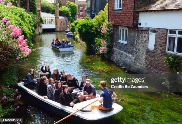 punting on river stour in central canterbury in kent, england. - punting foto e immagini stock