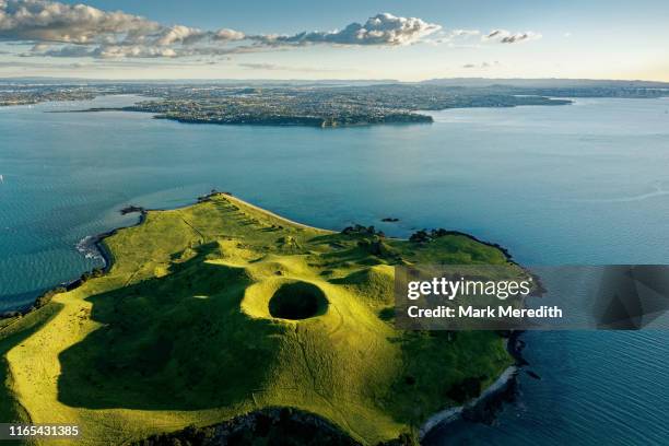 motukorea, or browns island, in the hauraki gulf - ilha do norte da nova zelândia imagens e fotografias de stock