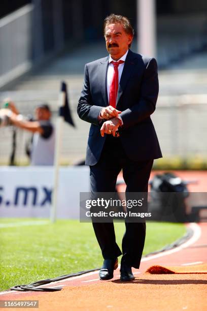 Ricardo La Volpe Head Coach of Pumas looks during the 8th round match between Pumas UNAM and Toluca as part of the Torneo Apertura 2019 Liga MX at...