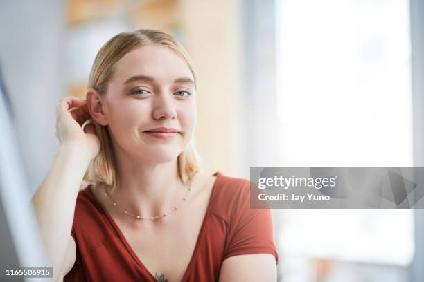 zakendoen omwille van het behalen van groot succes - ear stockfoto's en -beelden