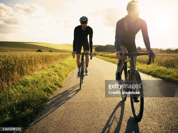 reiten macht viel mehr spaß zusammen - denmark cycling stock-fotos und bilder