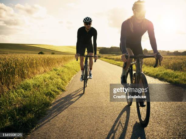 ridning är mycket roligare tillsammans - bike riding bildbanksfoton och bilder