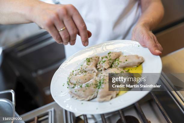 traditionelles gericht der kärntner küche - schlipfkrapfen handgemacht - handgemacht 個照片及圖片檔