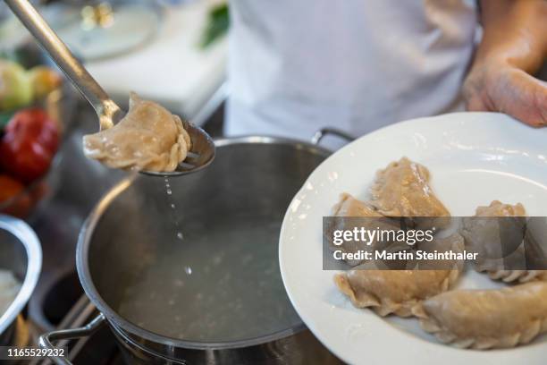 traditionelles gericht der kärntner küche - schlipfkrapfen handgemacht - handgemacht 個照片及圖片檔