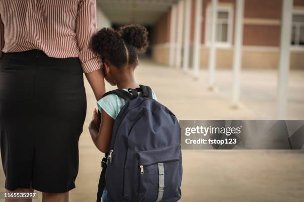 elementary, afroamerikanische mädchen mit mama am ersten tag der schule. - anxiety man stock-fotos und bilder