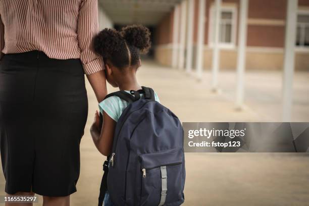 elementär, afroamerikansk flicka med mamma på första dagen i skolan. - first day of school bildbanksfoton och bilder