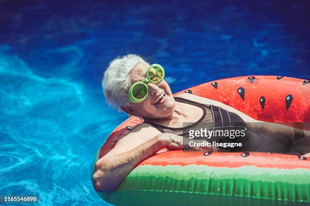 84-jährige seniorin im pool - 80 89 jahre stock-fotos und bilder