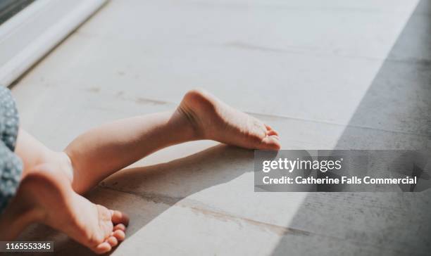 toddler crawling - kids feet in home stock-fotos und bilder