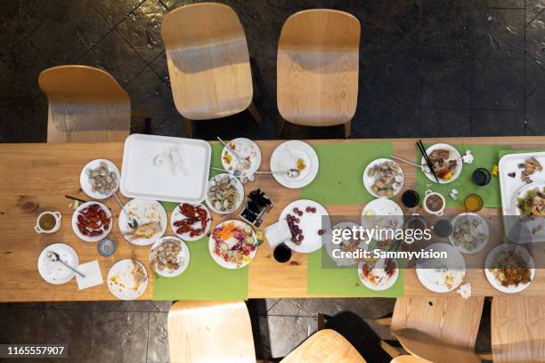 abandoned buffet dinner table after eating - leftovers 個照片及圖片檔