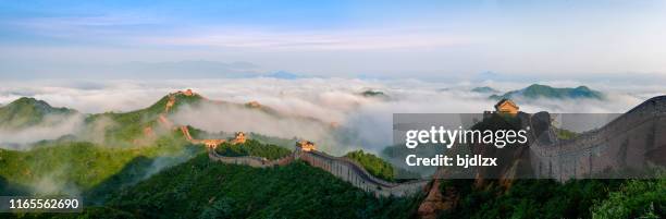 la gran muralla jingshanling en los mares de nubes - gran muralla china fotografías e imágenes de stock