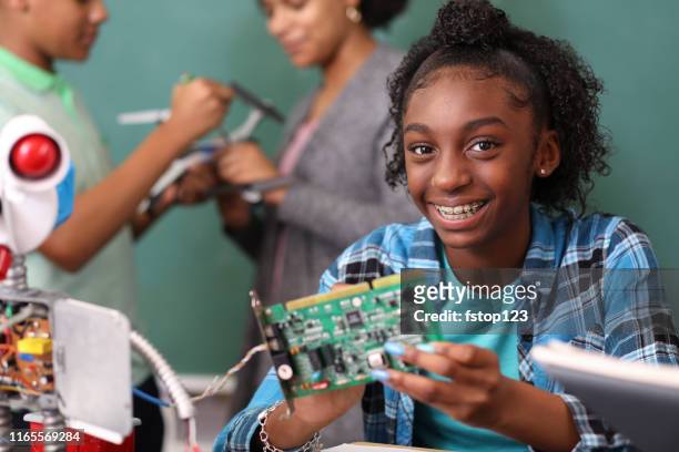 junior high-school-schüler bauen roboter in technik, ingenieurklasse. - high school portrait stock-fotos und bilder