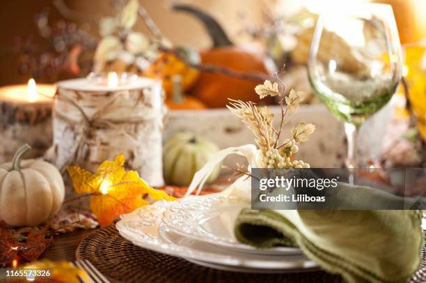 thanksgiving dining - centerpiece stock-fotos und bilder